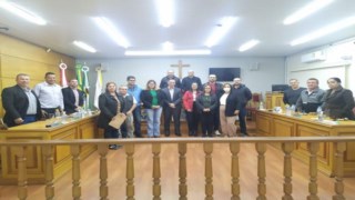 Câmara Municipal entrega Moção de Parabenização pelos 32 anos de existência da APAE nosso Município. Câmara Municipal entrega Moção de Parabenização pelos 32 anos de existência da APAE nosso Município.