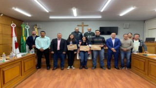 Câmara Municipal entrega Moção de Congratulação às alunas e Professores que participaram do JEMG 2022 - Modalidade Xadrez. Câmara Municipal entrega Moção de Congratulação às alunas e Professores que participaram do JEMG 2022 - Modalidade Xadrez.