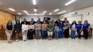 CÂMARA MUNICIPAL ENTREGA MOÇÕES A PROFESSORES E ALUNOS PELA PARTICIPAÇÃO NO CONCURSO EPTV NA ESCOLA. CÂMARA MUNICIPAL ENTREGA MOÇÕES A PROFESSORES E ALUNOS PELA PARTICIPAÇÃO NO CONCURSO EPTV NA ESCOLA.